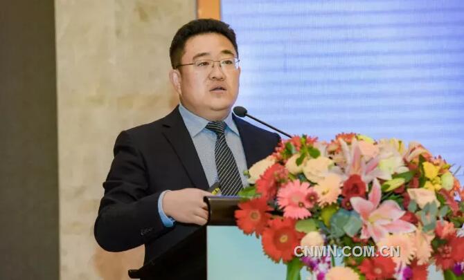 招金期货有限公司副总经理梁永慧作报告