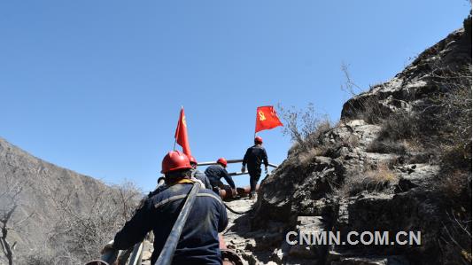 羊拉山上的奋斗号角记迪庆矿业3235回风巷北口风机电缆敷设攻坚队